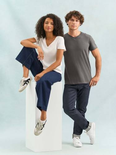 Футболка унисекс Regent с V-образным вырезом, черная фото 8