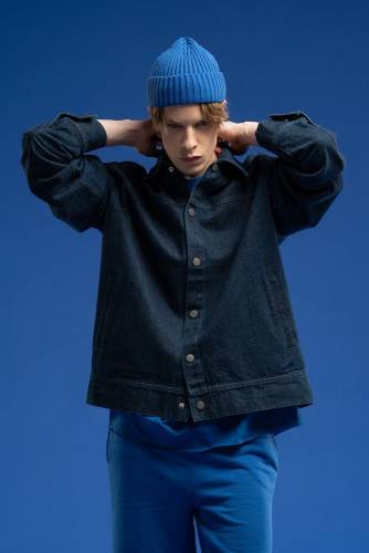Куртка джинсовая O1, темно-синяя фото 2