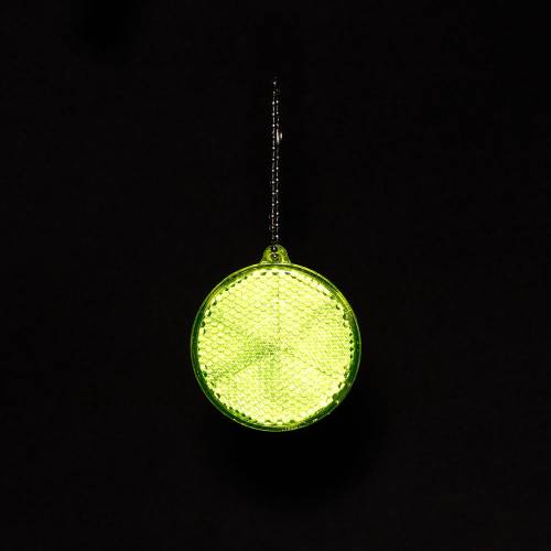 Пешеходный светоотражатель с цепочкой «Круг», неон-желтый фото 4 Пешеходный светоотражатель с цепочкой «Круг», неон-желтый фото 4